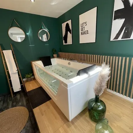 The Garden & Serenity アパート